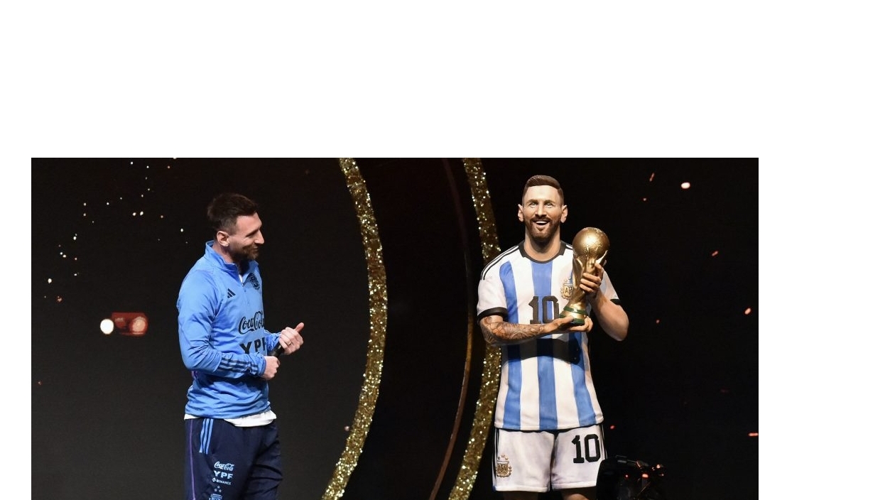 В Парагвае CONMEBOL презентовала статую Месси в полный рост
