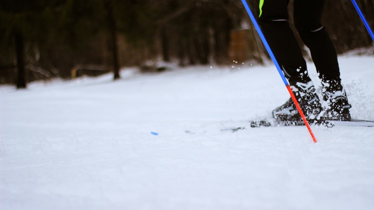 Юные лыжники из Петербурга победили в двоеборье на «Зимних Кавголовских играх»