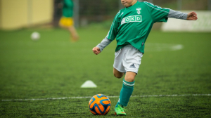 Более 40 тысяч школьников регулярно занимаются футболом на уроках физкультуры в Петербурге