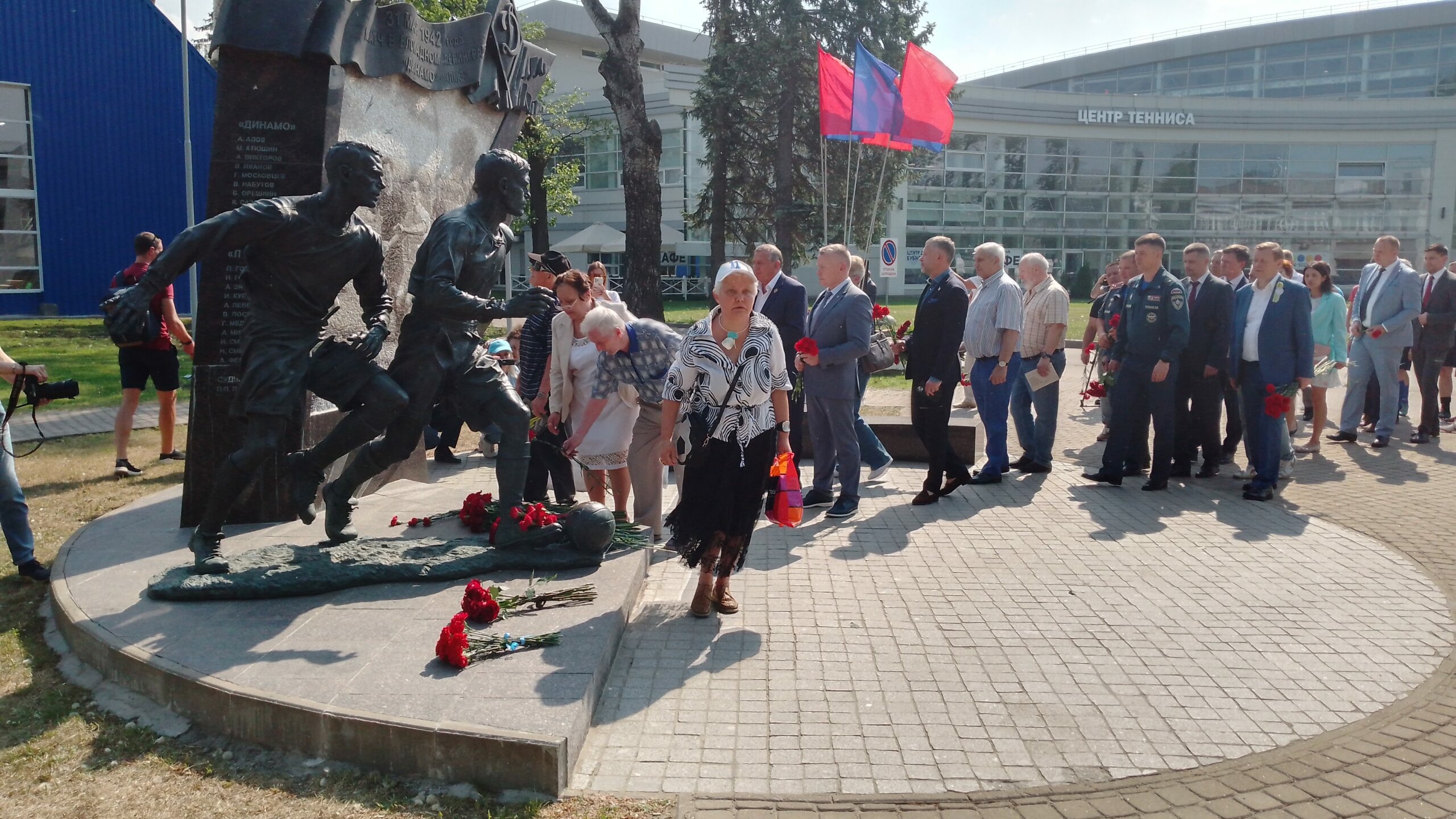 На петербургском стадионе «Динамо» почтили память участников блокадного матча